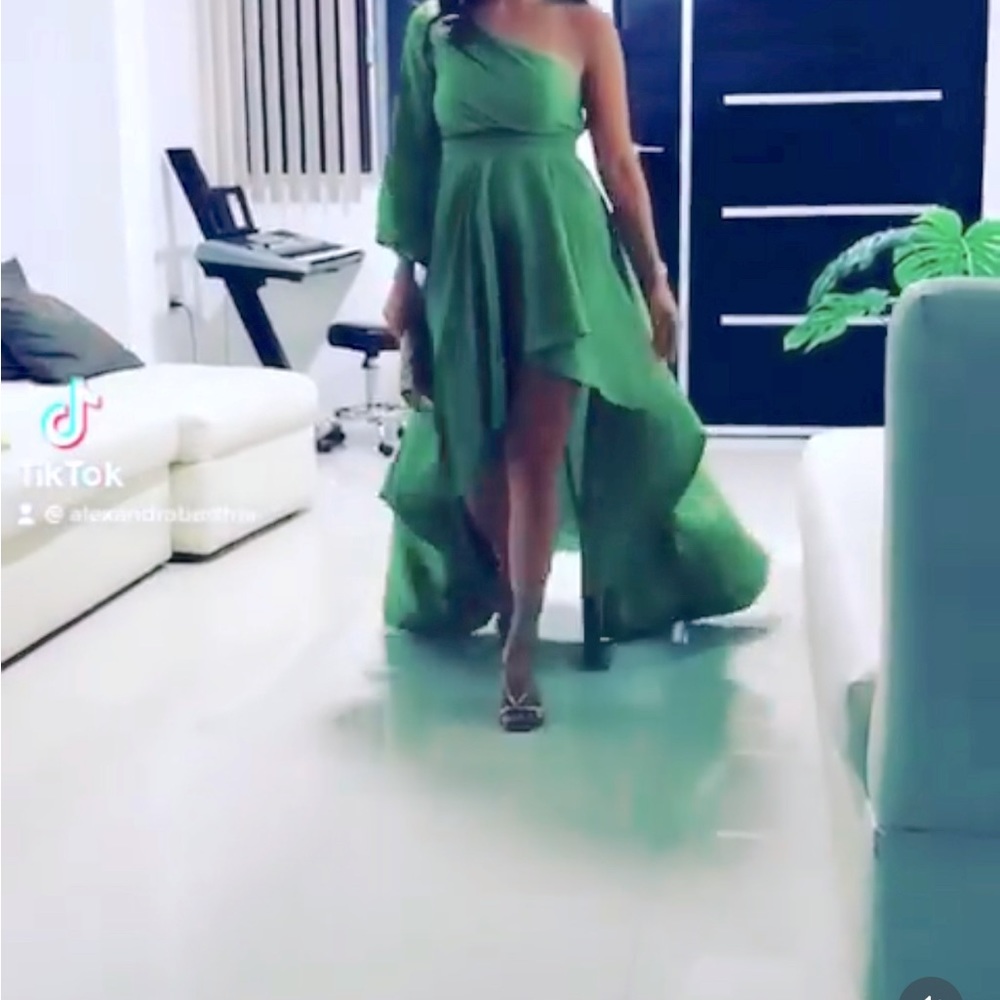 Mac Duggal gown - size 2 Concealed side zip
100% polyester